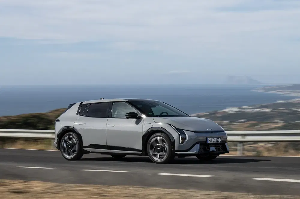 {"fr":"Kia EV6 électrique argentée roulant sur une route côtière avec vue océanique.","nl":"Zilverkleurige Kia EV6 rijdt op kustweg met oceaanzicht."}