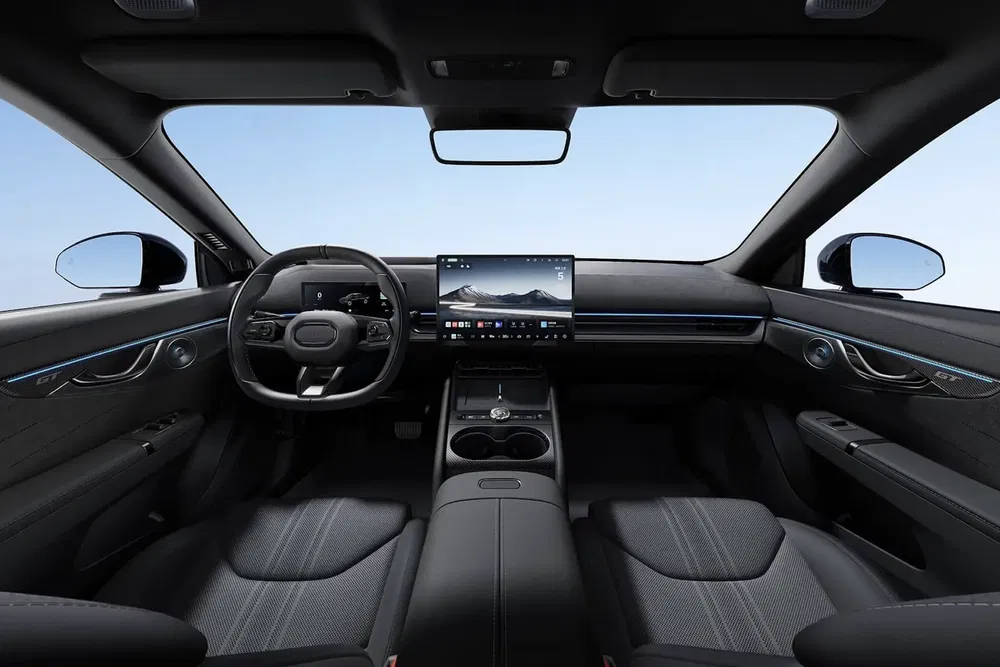 Intérieur luxueux de voiture électrique moderne avec écran tactile central et volant numérique.