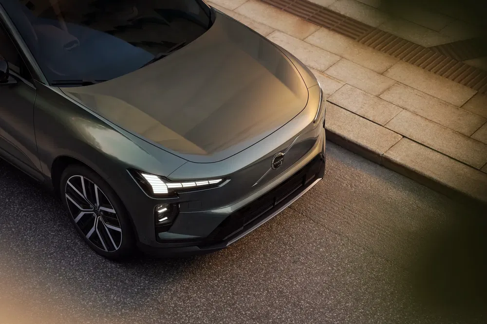 Vue aérienne d'une Volvo sur une route urbaine, lignes modernes et élégantes.