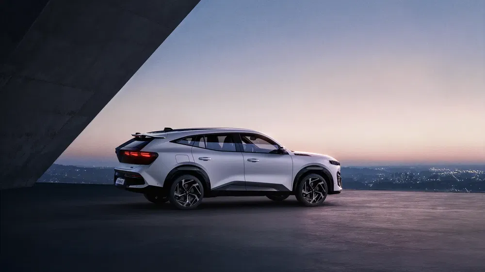 VUS électrique moderne au coucher du soleil avec des lignes épurées et design futuriste.