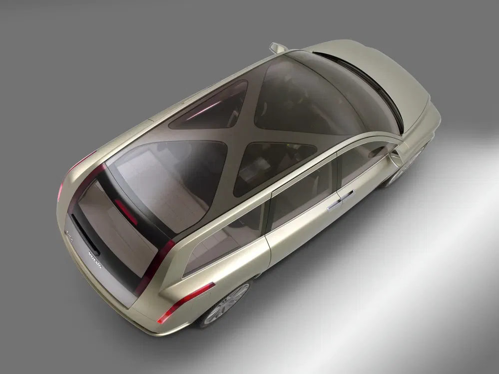 Luchtfoto van zilveren Volvo VCC conceptauto met panoramisch glazen dak.