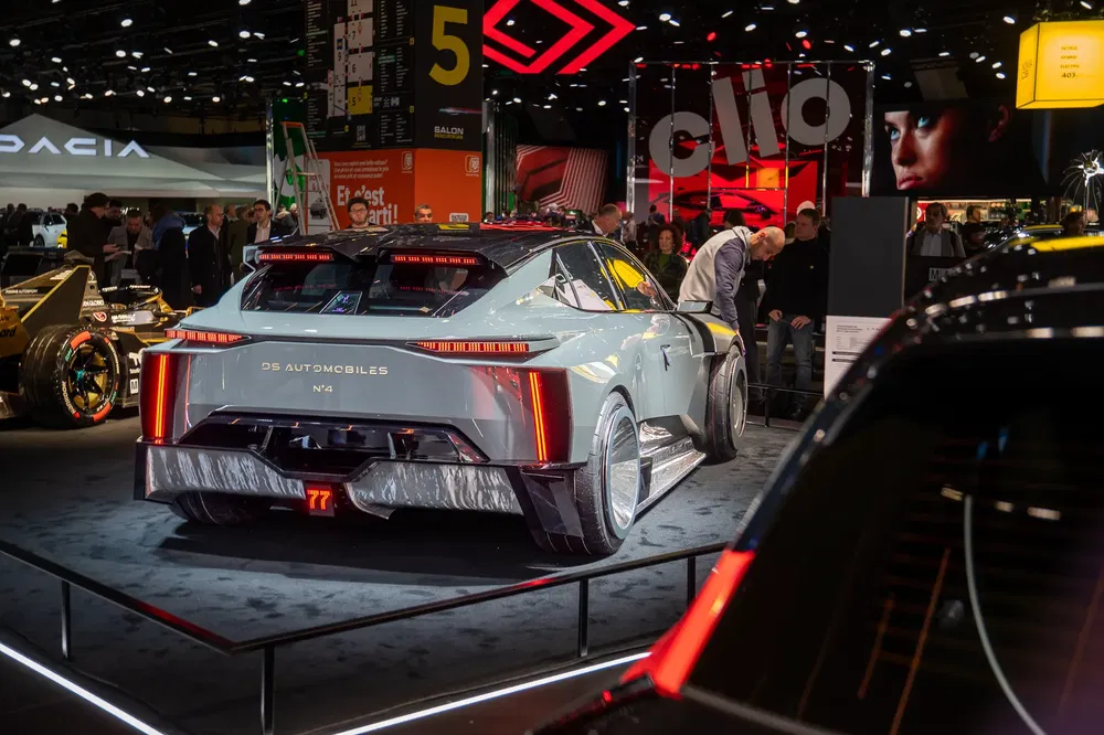 Concept-car DS Automobiles exposé au Salon de l'automobile avec éclairage futuriste et design audacieux.