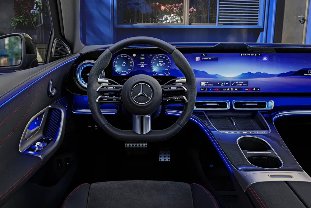 {"fr":"Intérieur d'une Mercedes moderne avec tableau de bord numérique et éclairage LED bleu.","nl":"Moderne Mercedes interieur met digitaal dashboard en blauwe LED-verlichting."}