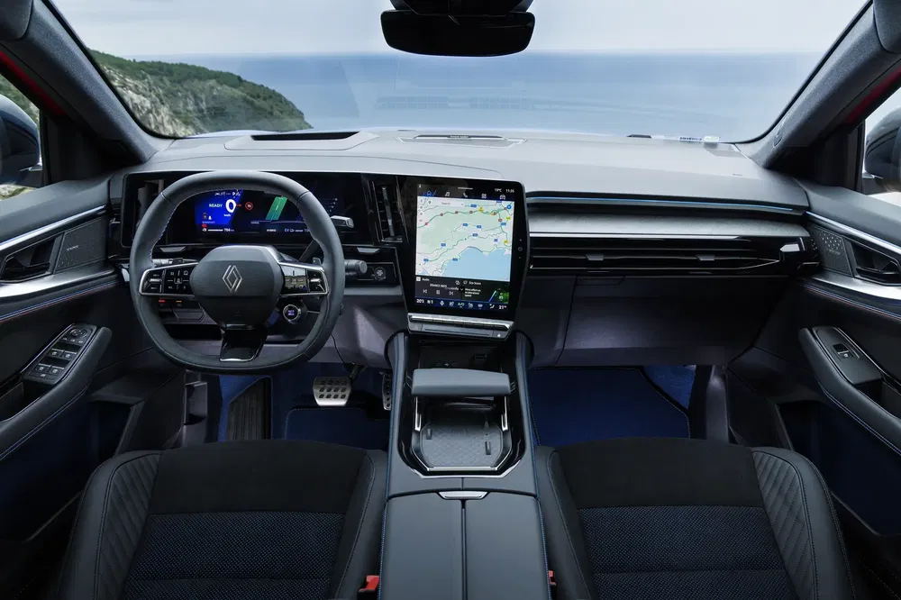 Intérieur moderne de voiture Renault avec volant numérique et écran tactile grand format.