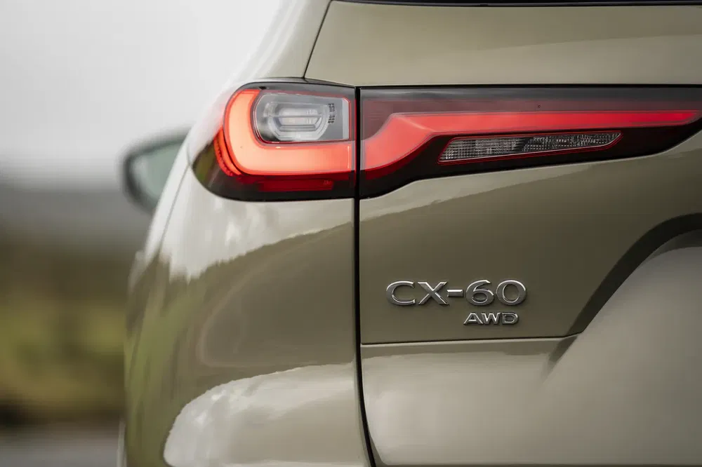Détail du feu arrière d'un Mazda CX-60 AWD moderne et élégant.