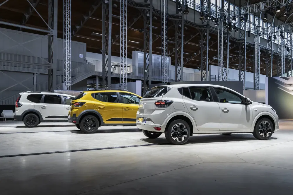 {"fr":"Trois Dacia Sandero exposées dans un showroom moderne avec éclairage industriel.","nl":"Drie Dacia Sandero's gepresenteerd in een moderne showroom met industriële verlichting."}