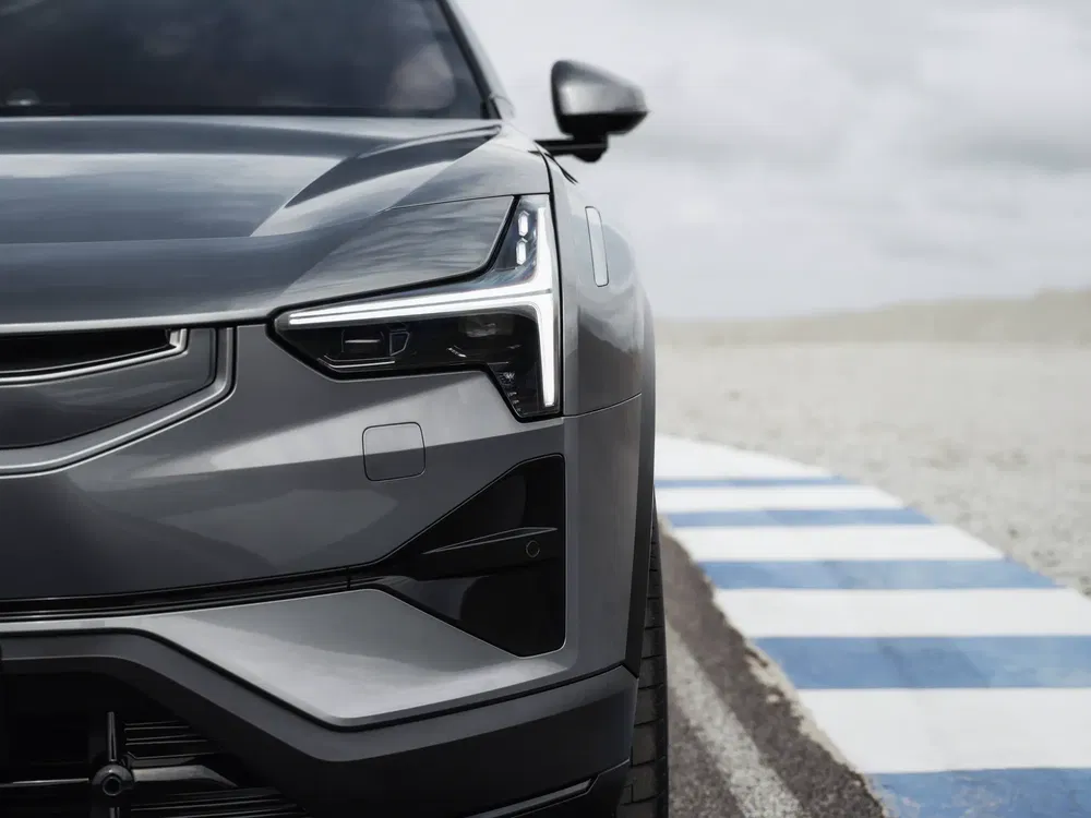 Stijlvolle voorkant van de Polestar op licht gebogen circuit, modern en gedurfd ontwerp.