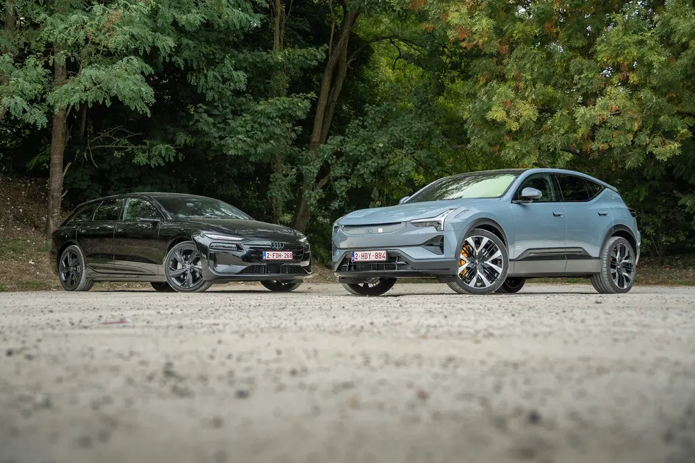 {"fr":"Deux voitures électriques modernes Audi et Polestar garées devant des arbres verts.","nl":"Twee moderne elektrische auto's Audi en Polestar geparkeerd voor groene bomen."}