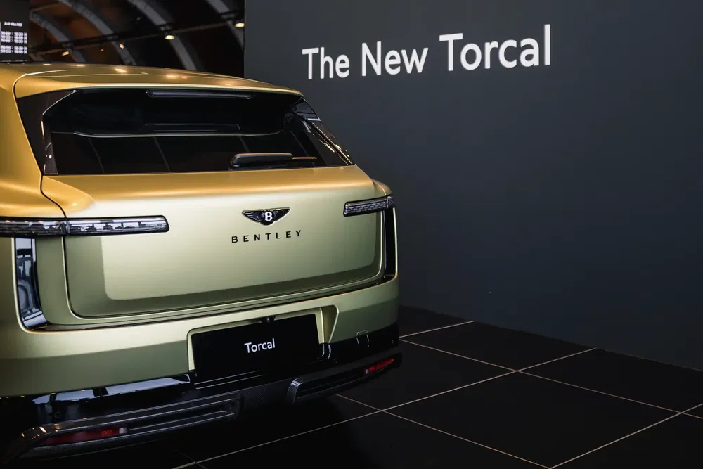 {"fr":"Lancement de la Bentley Torcal avec design arrière élégant en exposition.","nl":"Achterkant van de Bentley Torcal met stijlvol ontwerp tijdens presentatie."}