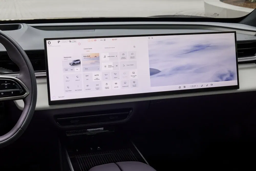 Écran tactile géant intérieur de voiture électrique moderne, affichant les commandes et applications.