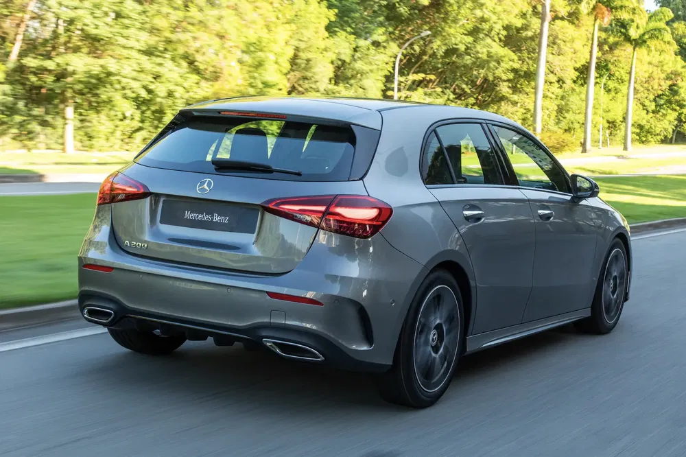 {"fr":"Mercedes-Benz A200 gris sur route, design moderne et élégant en plein mouvement.","nl":"Grijze Mercedes-Benz A200 op de weg, modern en elegant ontwerp in beweging."}