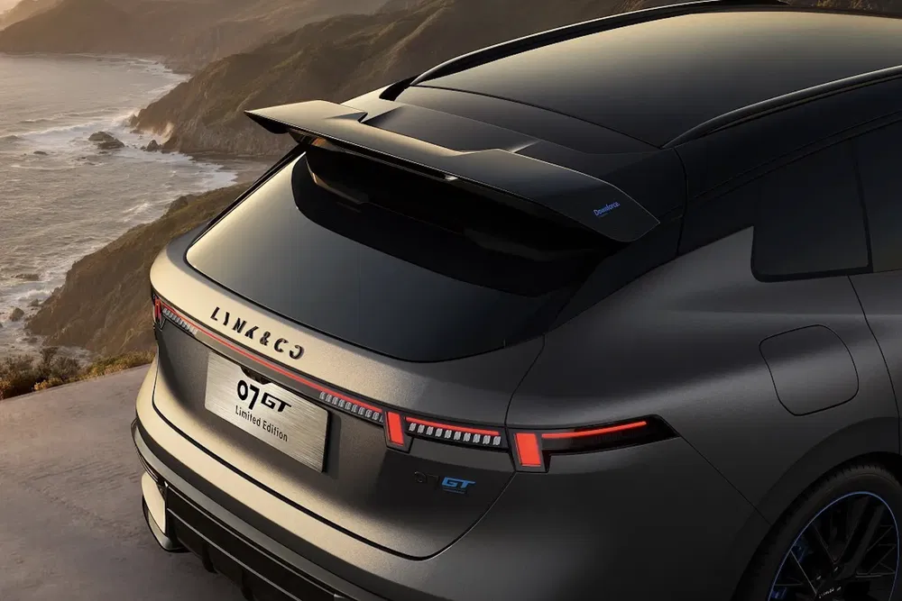 Vue arrière de la Lynk & Co 01 GT édition limitée au bord de la mer.
