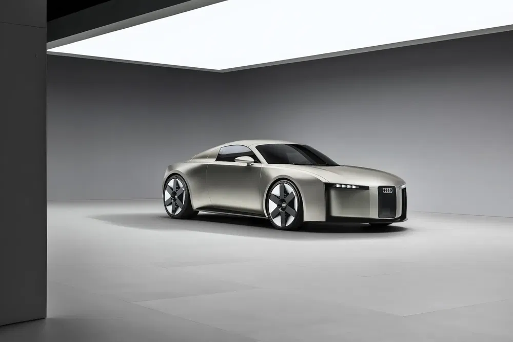 Audi conceptauto met futuristisch en minimalistisch ontwerp in een moderne studio.