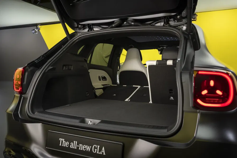 Coffre spacieux de la toute nouvelle Mercedes GLA avec sièges rabattus, éclairage LED moderne.