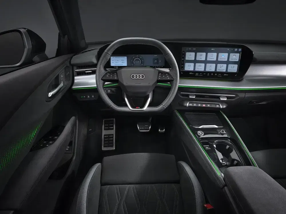 Intérieur de voiture Audi moderne avec tableau de bord numérique et éclairage LED vert.