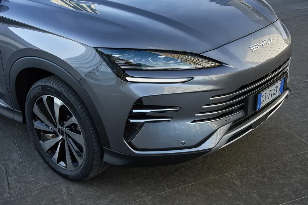 BYD Seal 2023, SUV électrique gris, avant moderne et phares distinctifs.