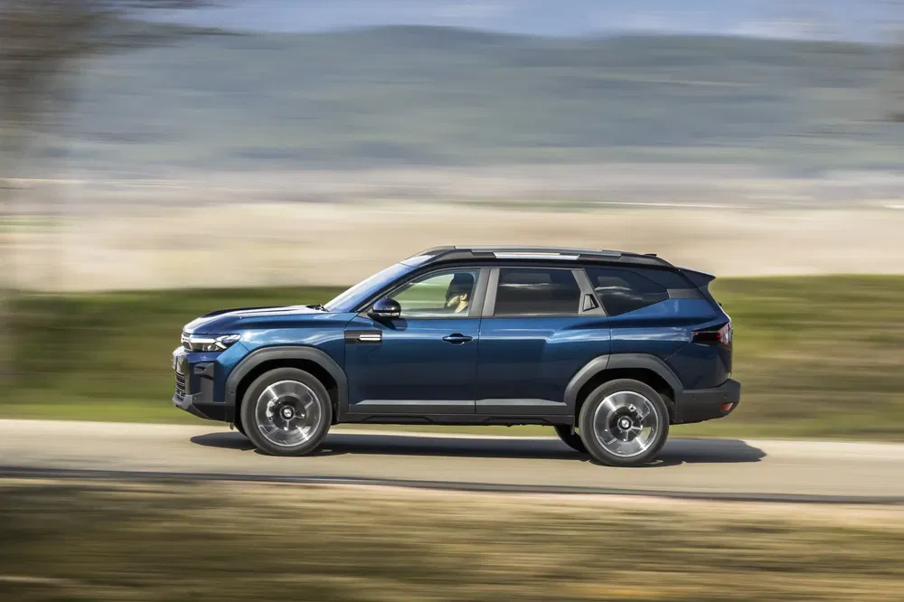 Blauwe Hyundai Santa Fe SUV rijdt op een plattelandsweg.