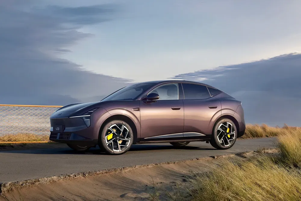 Voiture électrique Zeekr X sur une route côtière, montrant un design moderne et élégant.