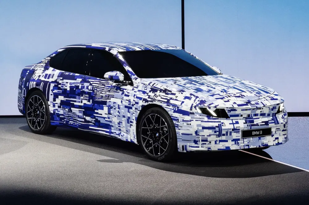 {"fr":"Prototype BMW i3 camouflé avec une carrosserie à motifs bleu et blanc.","nl":"BMW i3 prototype met camouflagepatroon in blauw en wit op autobeurs."}
