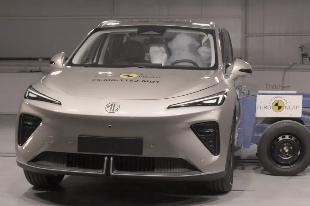 Test de collision frontal d'une voiture MG pendant l'évaluation de sécurité Euro NCAP.