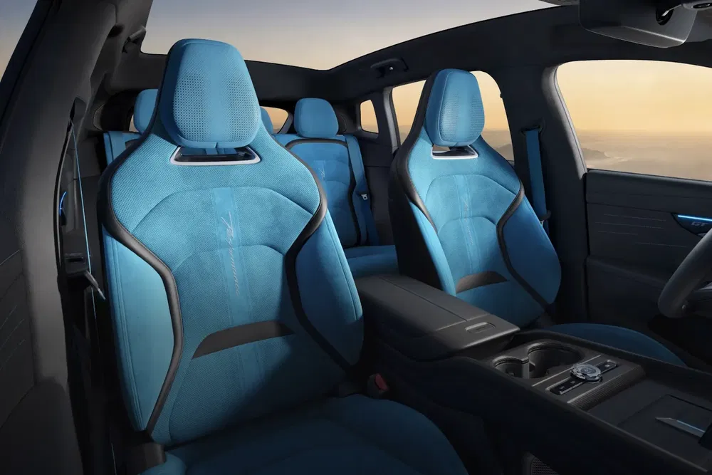 Intérieur de voiture de luxe avec sièges en cuir bleu, design moderne et spacieux.