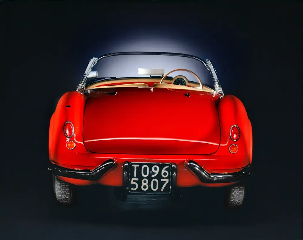 Vue arrière d'une Ferrari 275 GTB rouge classique, capote baissée, sur fond noir.