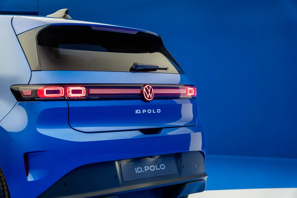 Vue arrière de la Volkswagen ID. Polo électrique avec feux LED distinctifs.