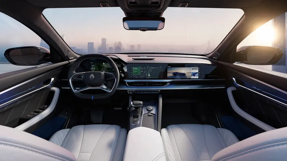 Intérieur luxueux de la Zeekr 001 avec tableau de bord numérique moderne et cuir blanc.