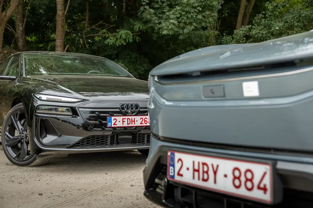 {"fr":"Comparaison entre Audi et une voiture électrique moderne, en pleine nature boisée.","nl":"Vergelijking tussen Audi en moderne elektrische auto in bosrijke omgeving."}
