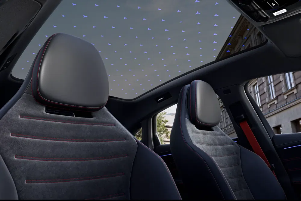 {"fr":"Intérieur Audi Q6 e-tron avec sièges en cuir et toit en verre étoilé lumineux.","nl":"Interieur van Audi Q6 e-tron met lederen stoelen en verlichte sterrenhemel."}