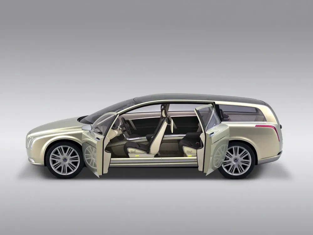 Conceptauto Chrysler 700C beige met open deuren en ruime binnenkant.