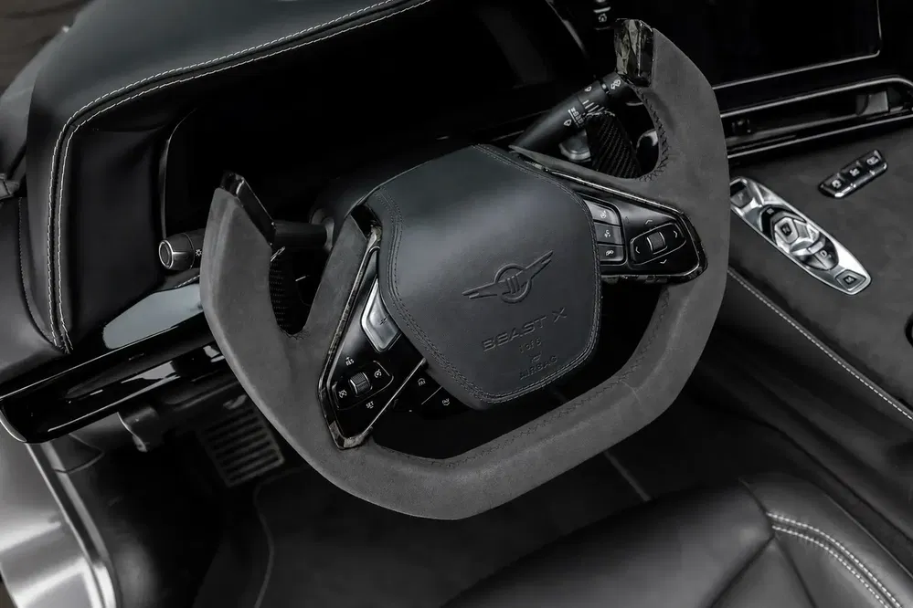 Moderne stuur van de Rezvani Beast X auto met uniek design en geïntegreerde technologie.