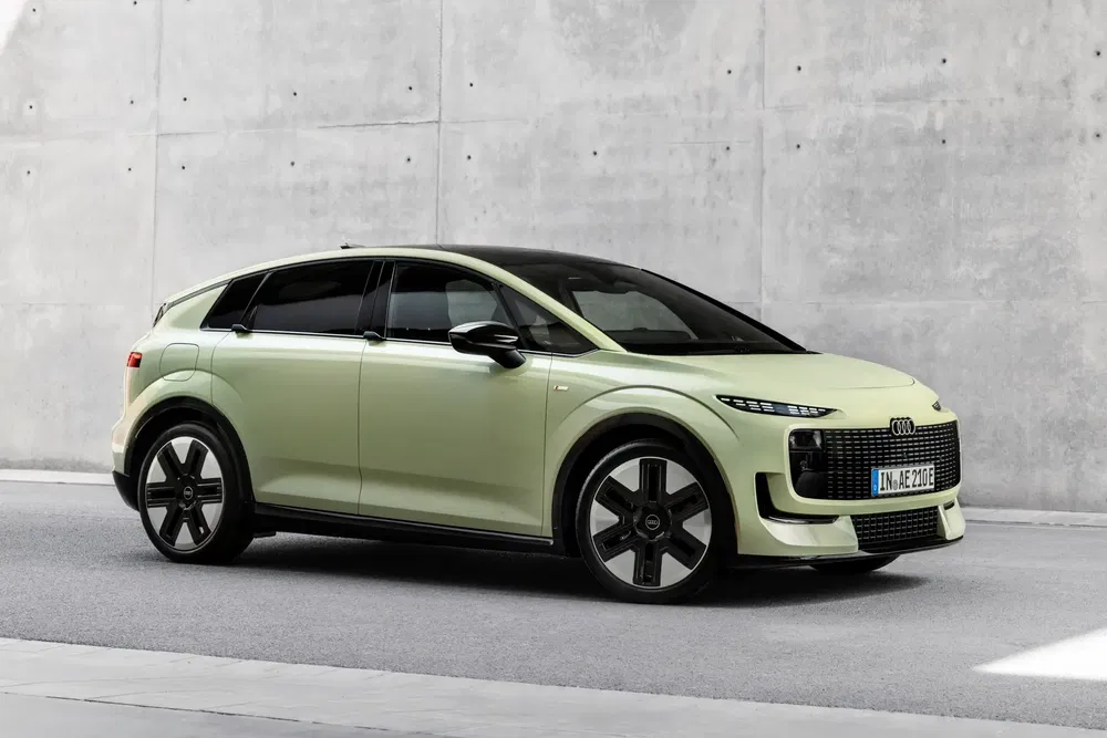 Audi urbansphere Concept vert stationné devant un mur en béton.