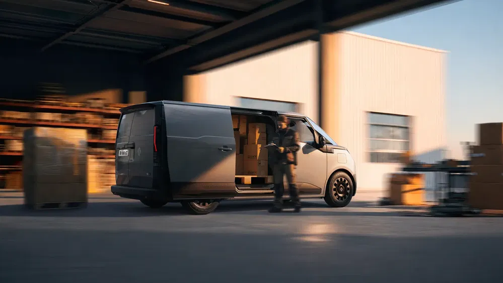 Fourgon Volkswagen ID.Buzz Cargo lors du chargement à l'entrepôt au coucher du soleil.
