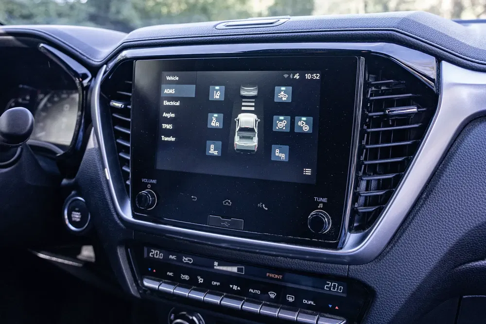 Écran tactile de voiture Isuzu affichant des options de diagnostic et assistant de conduite ADAS.