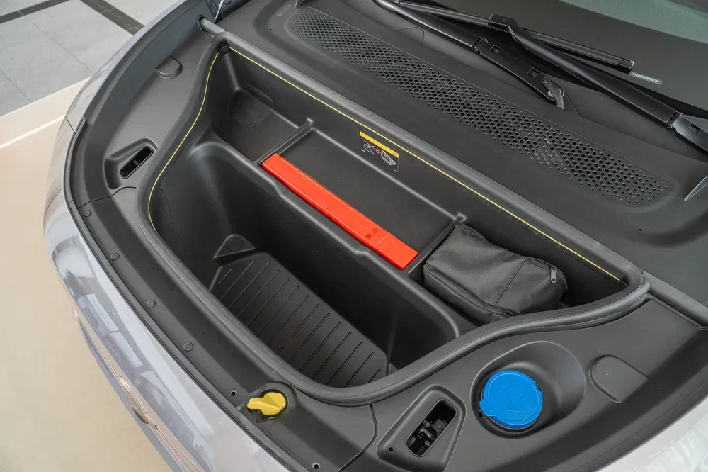 Coffre avant Renault Megane électrique avec espace de rangement et compartiment pour outils.