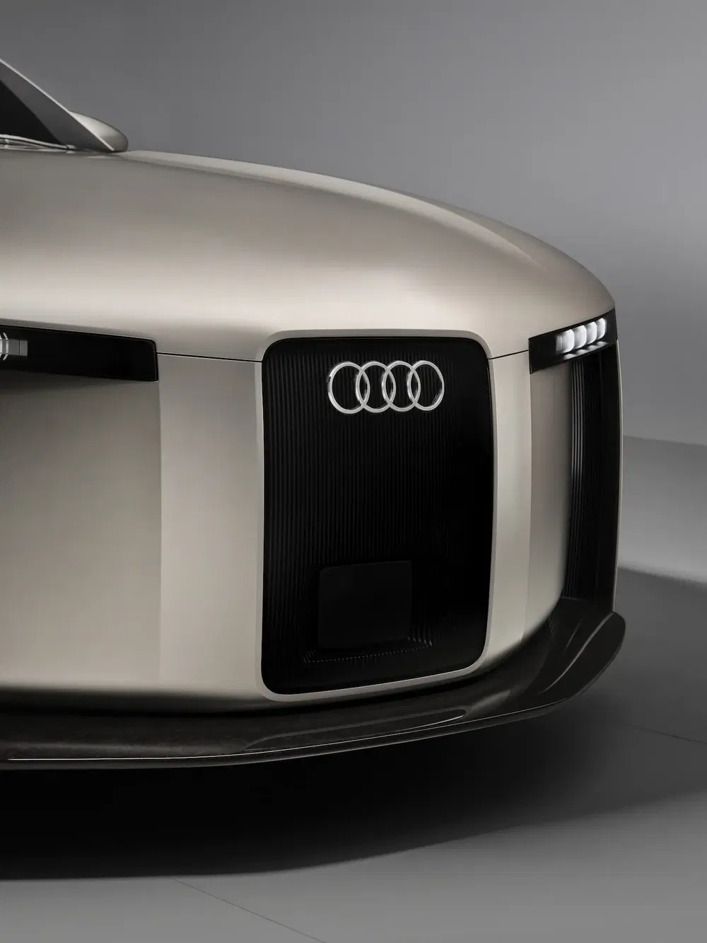 Futuristisch Audi-voorkantrooster met opvallend embleem op elegante zilveren carrosserie.