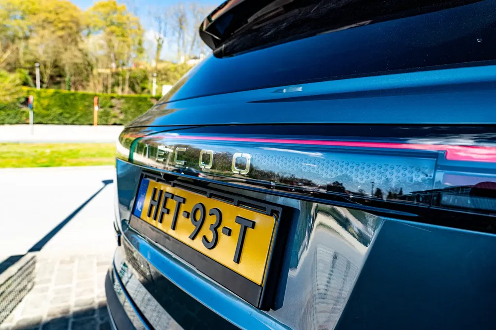 Achteraanzicht van een Lynk & Co 01 met Nederlandse kentekenplaat onder blauwe lucht.
