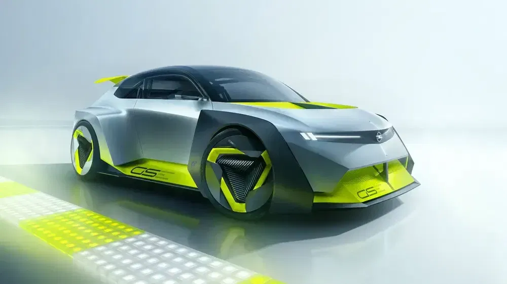 Futuristische Opel conceptauto met sportief ontwerp en opvallende gele accenten.