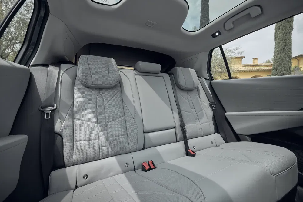 Moderne elektrische SUV interieur met ruime, stijlvolle achterkant zitplaatsen.