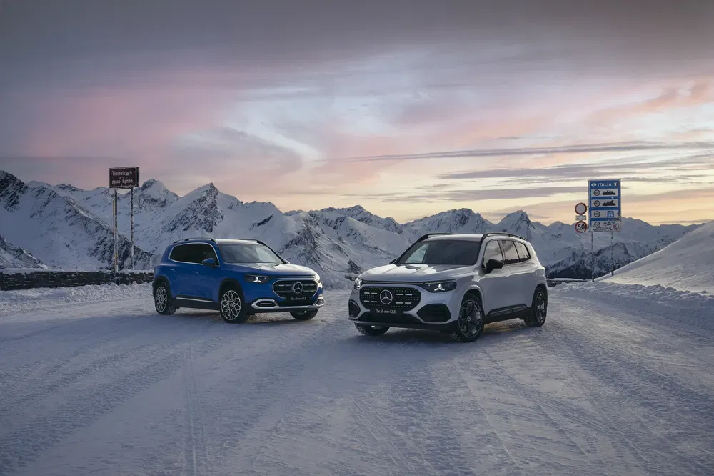 Deux Mercedes-Benz GLB sur route enneigée avec montagnes en arrière-plan.