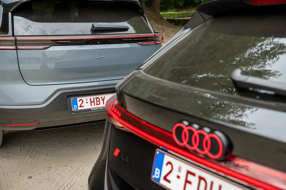 Deux voitures électriques, Polestar et Audi, garées côte à côte montrant leur arrière.