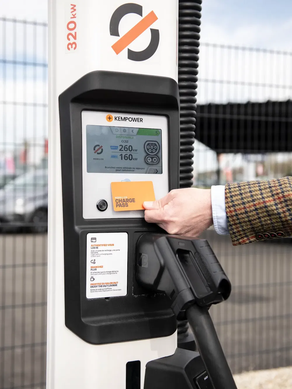 Borne de recharge électrique KemPower 320 kW avec carte de charge en activation.