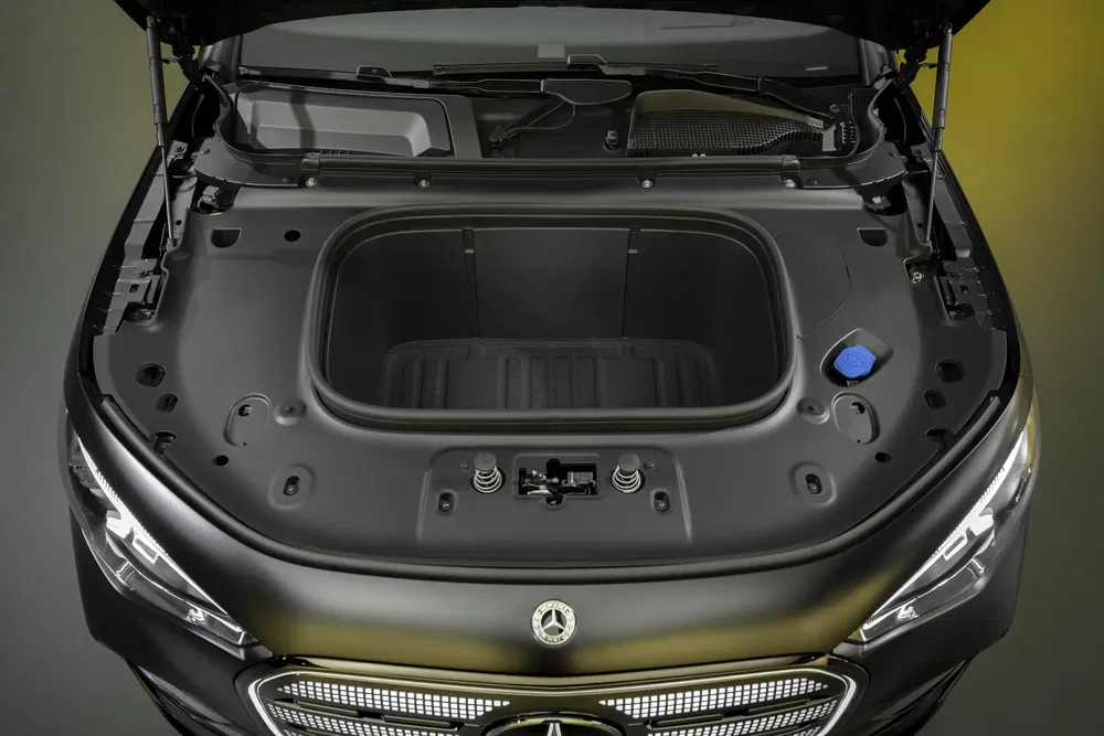 Coffre avant d'une Mercedes électrique moderne avec capot ouvert et espace de rangement.