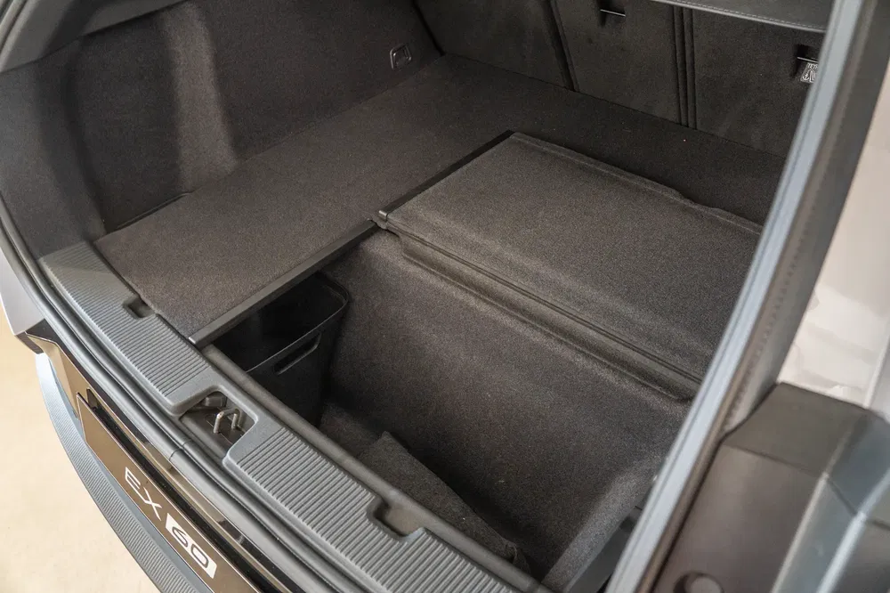 Coffre spacieux du Volvo EX90 avec sièges rabattables pour maximiser l'espace de chargement.