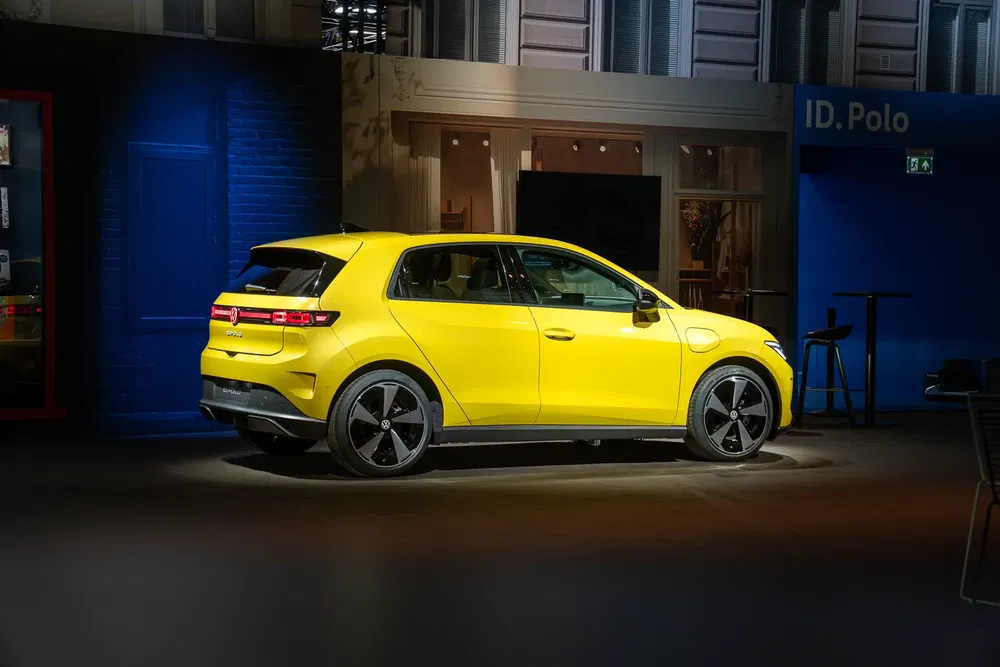 Volkswagen ID. Polo jaune vif exposée dans un showroom moderne et éclairé.