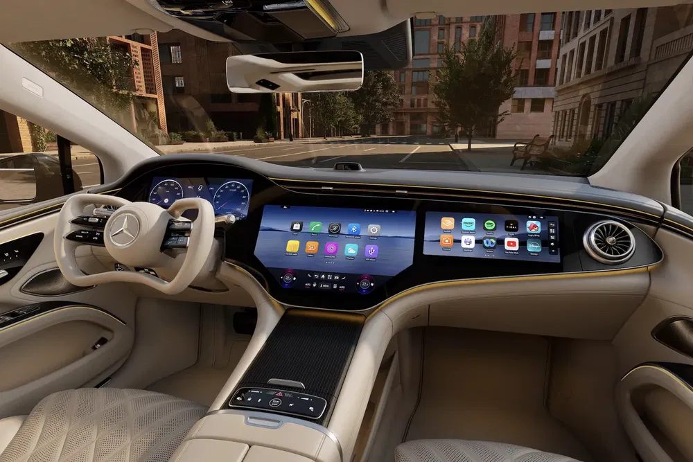 Intérieur de Mercedes avec tableau de bord numérique et écran tactile moderne en centre-ville.