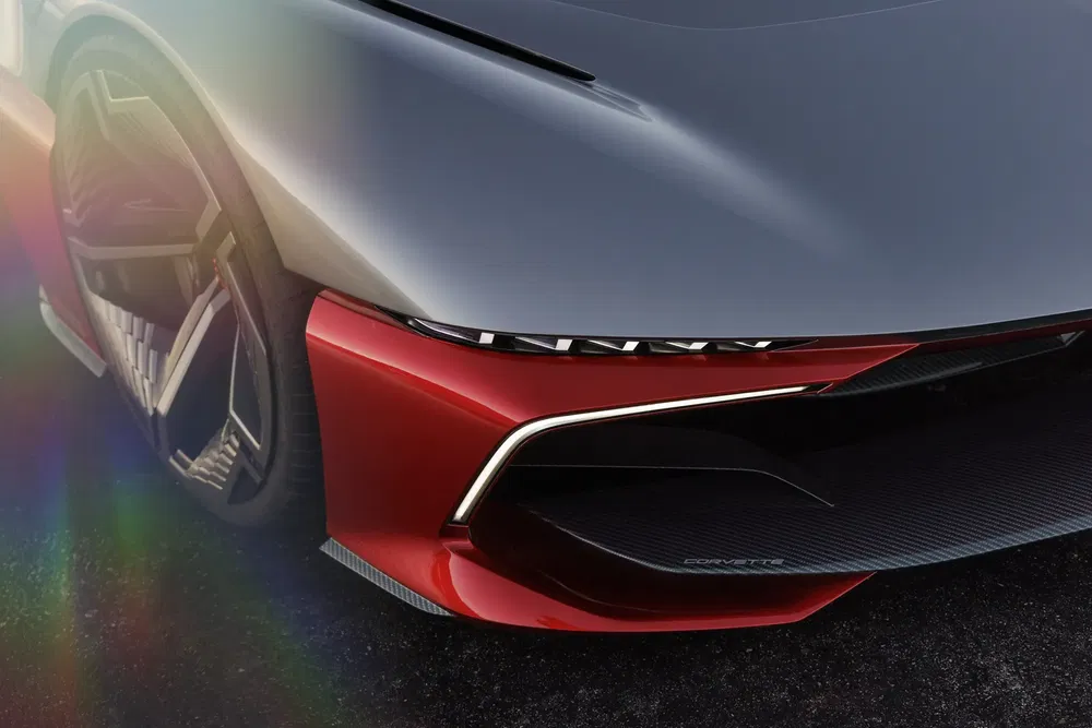 Concept car Corvette avant avec phares élégants et jantes futuristes.