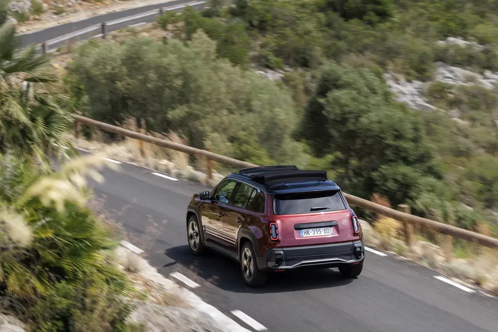 {"fr":"Citroën C5 Aircross rouge sur route sinueuse bordée d'arbres, toit panoramique ouvert.","nl":"Rode Citroën C5 Aircross op kronkelige weg met bomen, open panoramisch dak."}