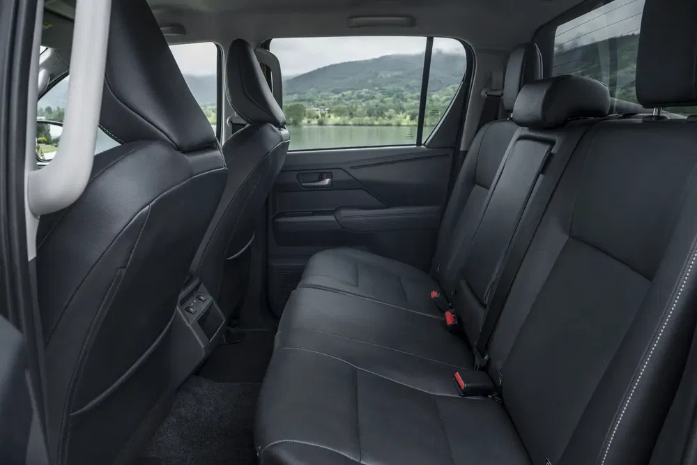Intérieur luxueux en cuir noir d'une voiture moderne avec vue sur la nature.